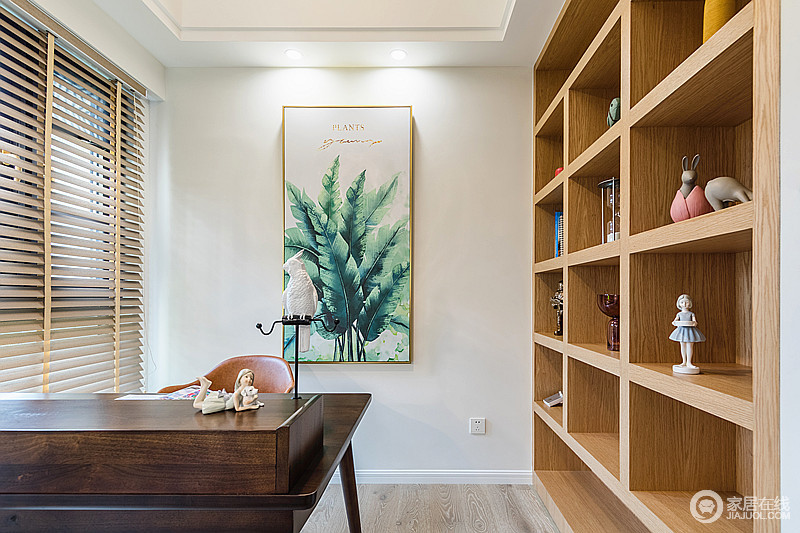 北欧风的简约实木书架,搭配绿植挂画,成就了空间的自然清新,书桌区