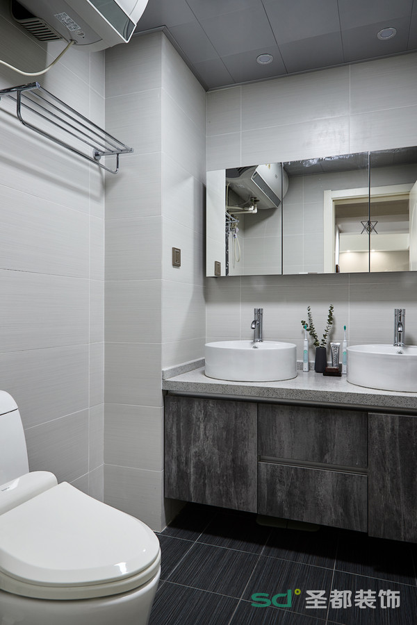 卫浴间的配色简约大气，清爽干净，给人一种明亮洁净之感。在洁白的瓷砖衬托下，卫浴间的宁静、整洁越发使人舒坦。点缀的花朵使空间更加有趣、活泼。