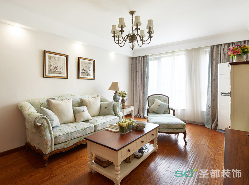 客厅以简约浅色系为主，做了简单的吊顶设计。在搭配美式的家具中显得格外的简约。