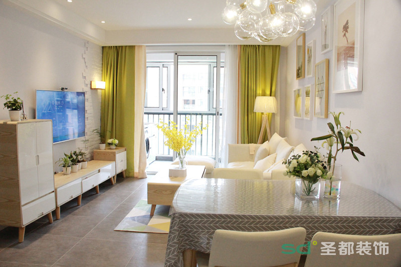  客厅颜色主打柠檬黄和乳白色搭配，沙发墙整体以乳胶漆为主，和装饰画结合，部分留白设计逐渐成为了一种设计主流。
