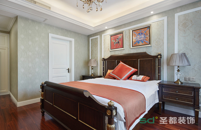 卧室的家居选择与客厅相呼应，墙面的墙布选择淡色系，家居色彩鲜明。主卧自带卫生间。