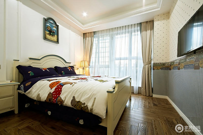 儿童房左侧用护墙板线条稍微勾勒,以白墙的最