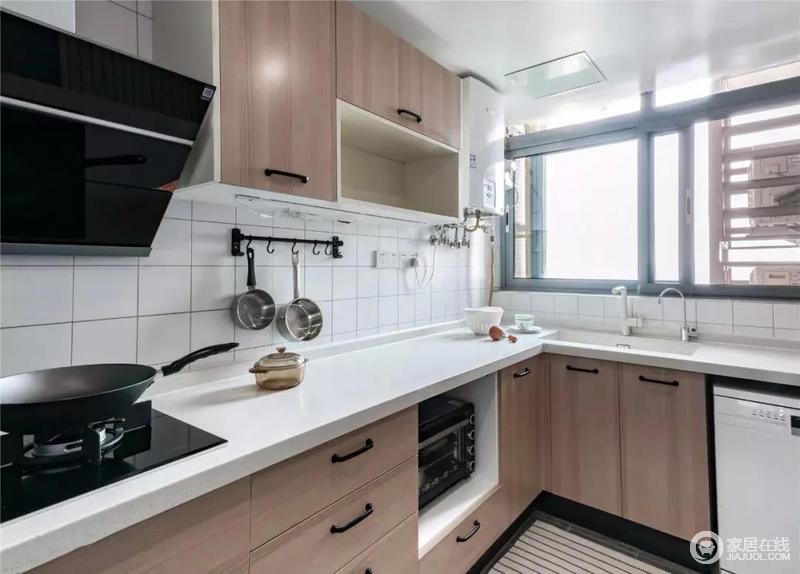 装修图库 厨房 现代 厨房以白色文化砖搭配木色橱柜,多了北欧的温实;l