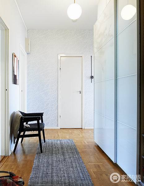 70平白色调家装 壁纸与拼花地板巧装修