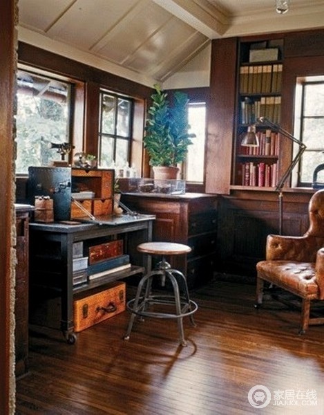 油漆斑驳的实木办公桌 迷人的复古soho