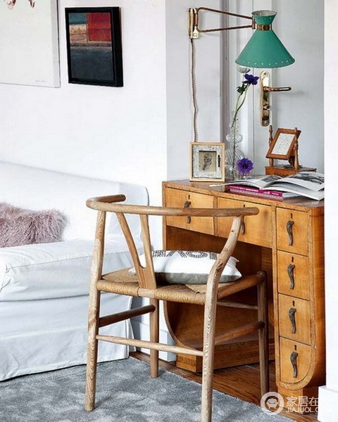 油漆斑驳的实木办公桌 迷人的复古soho
