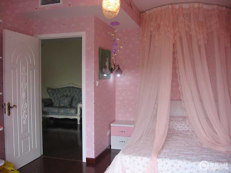 温馨可爱的粉色是这个空间的主色调，显然就是公主房.