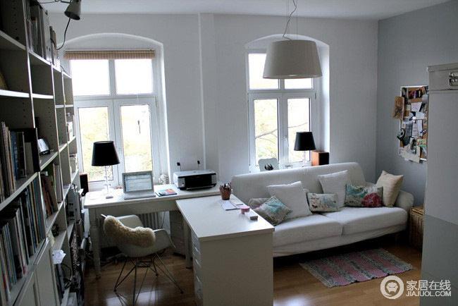 复古与时尚混搭 白色沙发+复古木纹家具