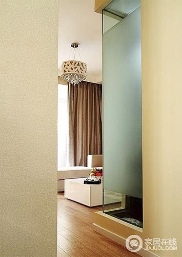 走廊粉刷了米色漆，让空间十分和暖，玻璃柜增加了储物功能。