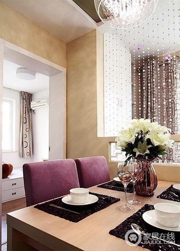 餐厅连同榻榻米区域，让生活更有规整性和功能性，酒红色的餐椅搭配紫色花瓶，给空间带来明艳。