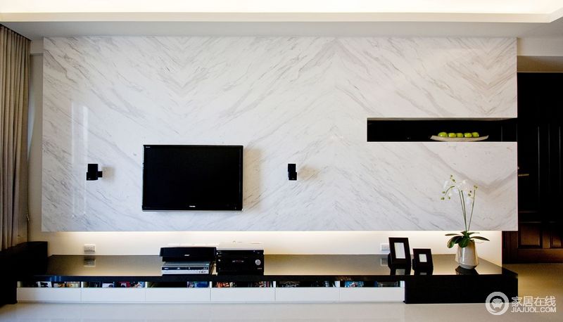 12图简约客厅范例 大理石铺装电视背景墙