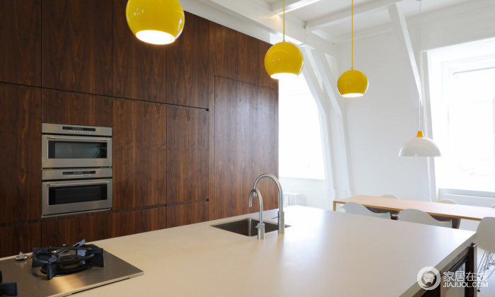 荷兰极简公寓设计 红黄蓝色彩对比强烈