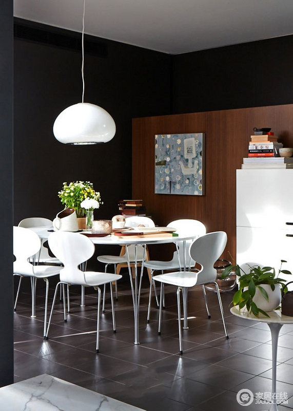 明亮的现代风家居 时尚白色沙发与餐桌