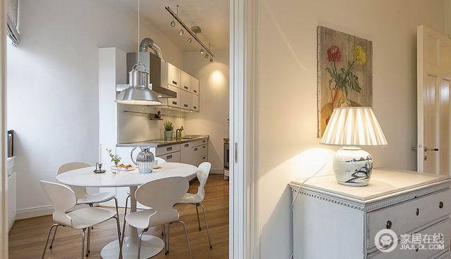 瑞典83平惬意温馨公寓 有特色的书墙设计