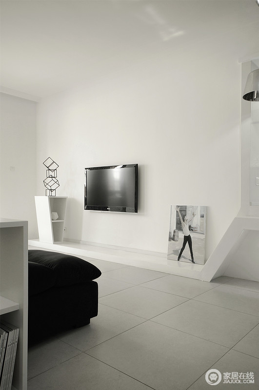 白色为主体黑色沙发表达现代简约风格理念