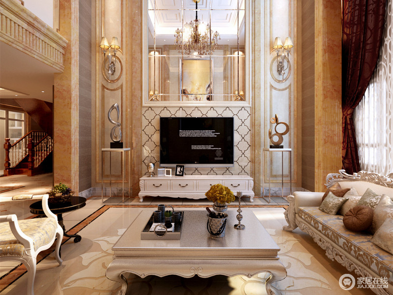 豪华的空间利用欧式精雕来突显奢华感，建筑设计上的精致感与黄色皇家风范结合在起来，更显欧式复古华丽。