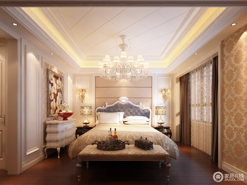 卧室以实用为主，但是丝毫没有改变欧式奢华的氛围，精致的古典家具和新潮的黄铜壁灯添加着华丽，让卧室温馨华美。