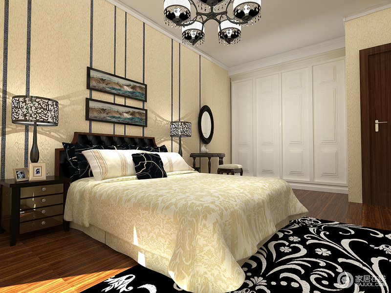 卧室从实用出发，将衣柜嵌于墙体，构成平整与实用；米色壁纸以条纹的设计加重了空间的几何元素，与褐色木地板的文脉呈肌理之美；镜面床头柜、台灯和挂画等成双成对，和谐之中更显实用，米色床品和黑白色的地毯构成简欧轻调，让空间温馨而不失色彩感。