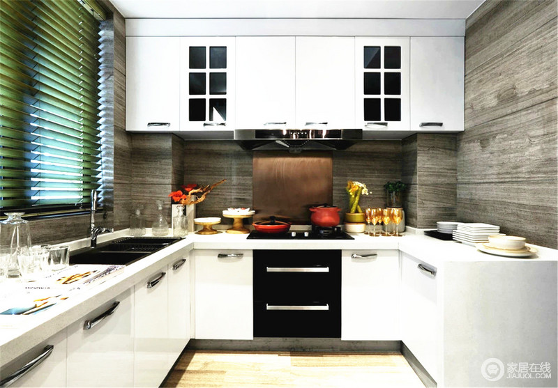 厨房采用经典黑白色来设计搭配，既让空间富有层次感，又易于打理。
