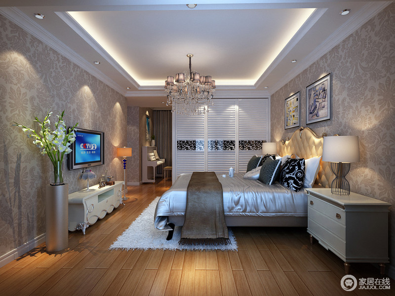 卧室稍微偏冷色调，墙壁上的繁复花朵纹饰和鎏金黄的欧式床头则让房间里充满了一丝华丽的贵族风。而白色的家具系列，让整个华贵的欧式风里凸显一种简约的格调。