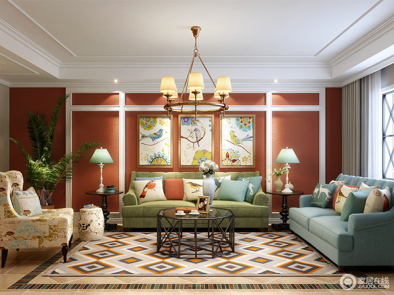 沙发背景墙面红色硅藻泥运用和石膏线的结合充满美式复古气息，搭配花鸟鼓凳表现空间的鸟语花香之感。