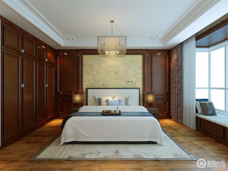 对称描框的褐色木地板与褐色衣柜相连，使空间色调与动线有相互呼应，营造了一种浓郁的厚重感。床头背景则选定为黄色花鸟图，和白色床品为整个色调带来了活泼与清新隽永。