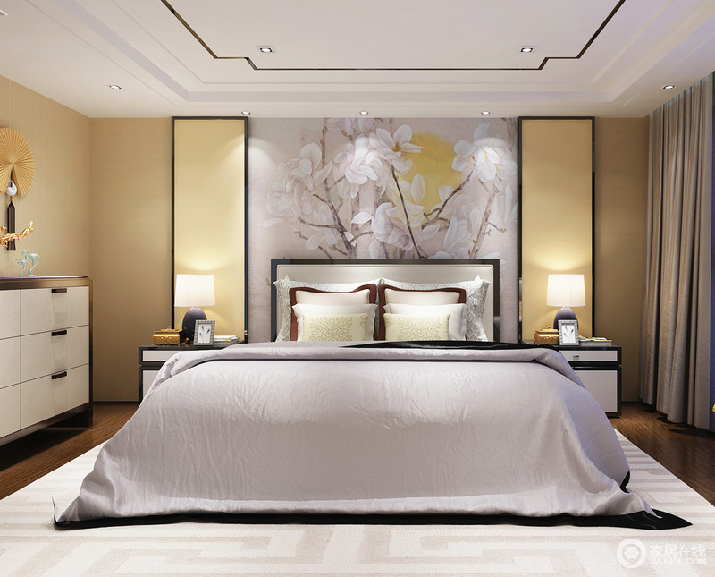 亮泽如新的床品为空间给来一抹清新，黄色背景墙上的粉桃花让空间娇媚；清新的氛围中表现出新的设计平衡之道。