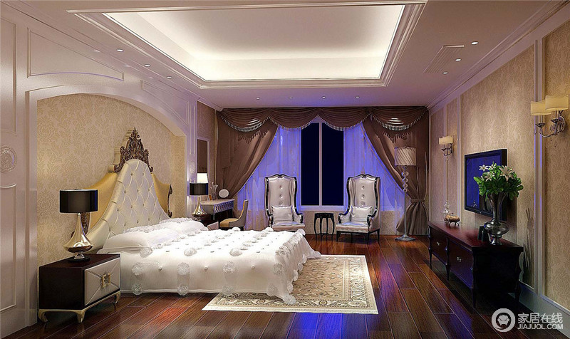 卧室呈现出优雅公主的格调，白色护墙板设计成拱形门的造型，搭配状如白色冰淇淋式的床品，贵族的气质毕现。窗前同色系的高靠背沙发椅，同样体现出贵族优雅的气质。