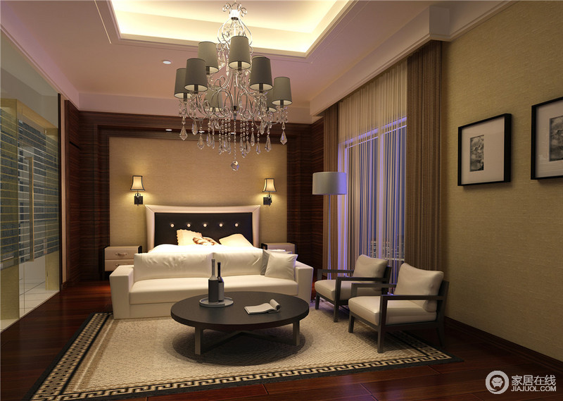 白色、棕色与淡黄色形成浓淡鲜明的色调，毫无装饰的背景墙，两盏对称的壁灯，营造出低调温馨的氛围。床尾设置了沙发与圆桌，形成一个小的休闲区。