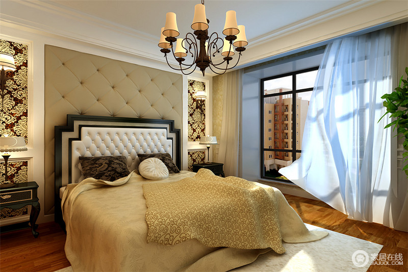 床头背景墙的硬包用崩皮设计与床头同设计不同色，两边饰以花纹，显得精巧细致。大面积的落地窗不但引入阳光，也带来爽质的清风，扬起窗纱，营造轻盈、优雅感。