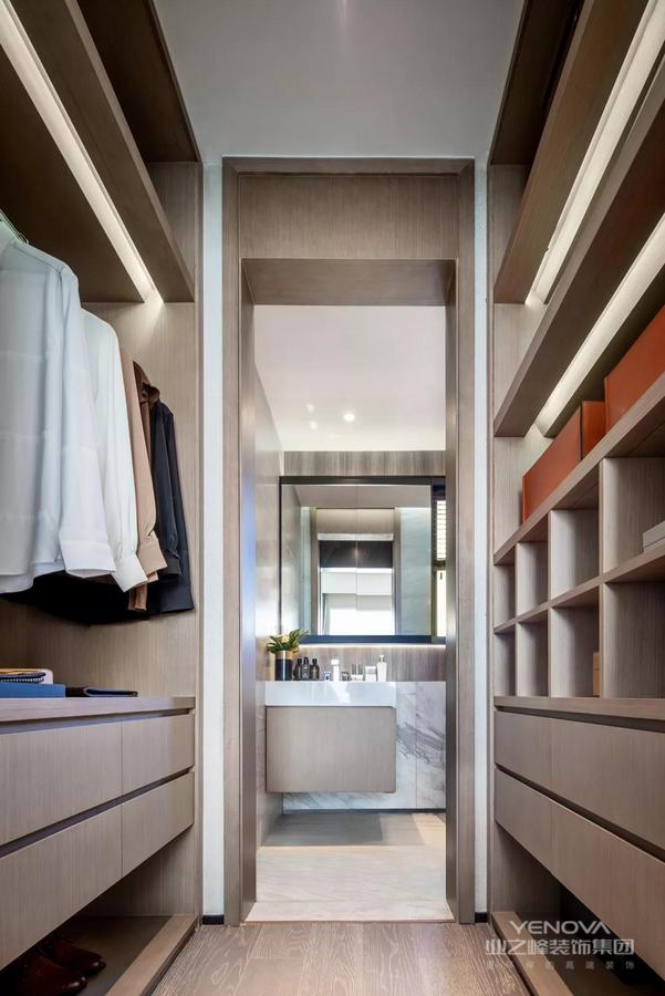 卧室通往卫生间的走廊过道被设计成了衣帽间，左右两侧做上开放式的衣柜，搭配部分封闭式的抽屉柜，满足不同物品的收纳需求。