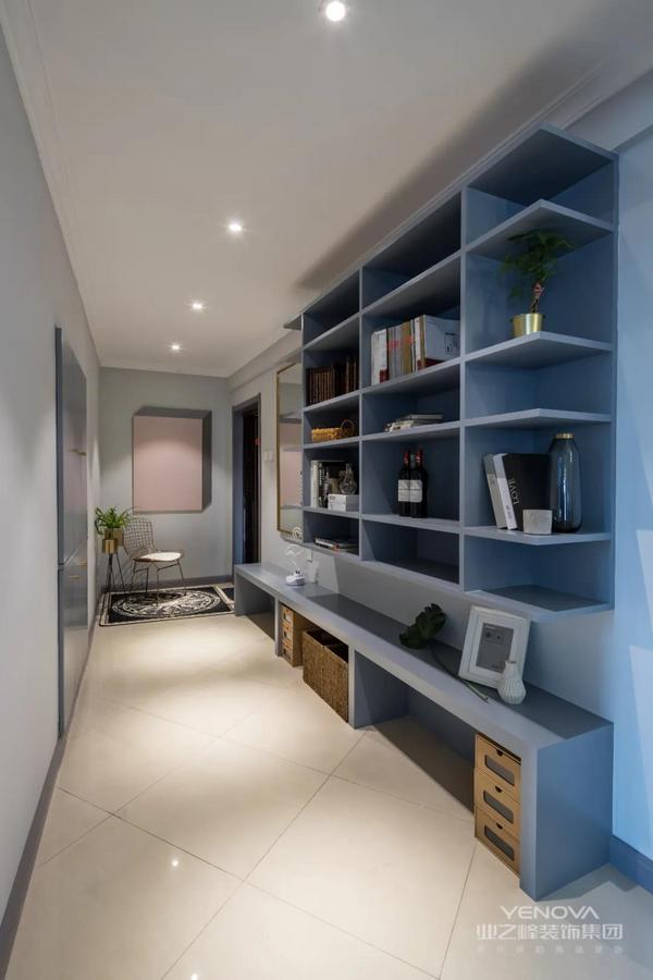 玄关是一个狭长的过道 大门右边的墙面挂一幅灰粉配创意装饰画 布置地毯与花盆 让回家空间充满精致的仪式感 而换鞋凳 吊柜收纳架的组合 还有入墙式的收纳 柜设计 方便换鞋收纳之余 也提供了丰富的收纳与展示位置 现代风格门厅 金沙澳门官网下载app装饰有限