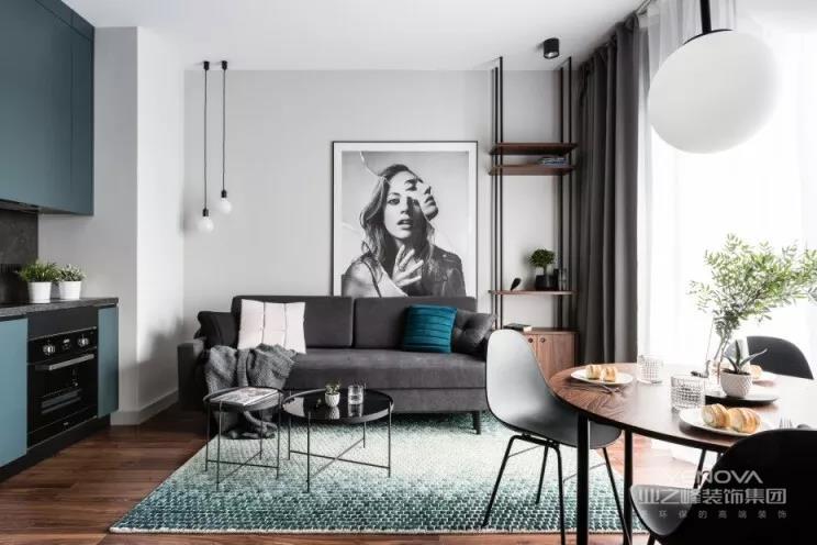 客厅空间，低饱和度的空间色调，简洁大方的硬装基础，给人以一种轻松自然的惬意感。