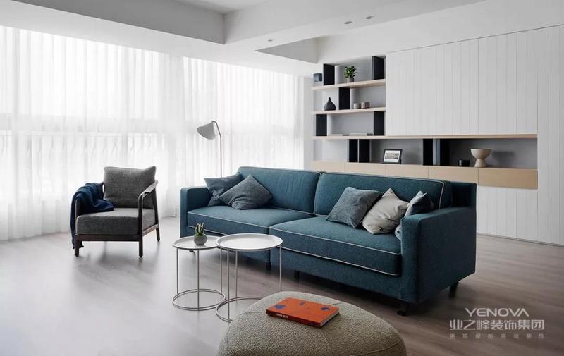 简约浅灰色的客厅空间，低饱和度的空间色调，简洁大方的硬装基础，给人以一种轻松自然的惬意感。