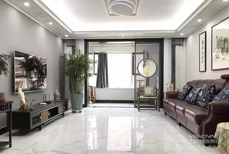 客厅清新雅致，浓厚的书香气铺面而来，客厅与阳台用古香古色的屏风进行隔断，增强空间的通透感。屏风上加以暖色调的圆形挂画进行点缀，中式的传统韵味立马就显现出来了。