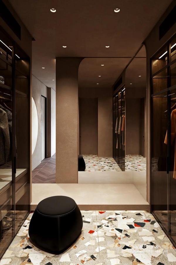 衣帽间和洗漱区域相邻，两侧都是琥珀色玻璃柜门，高级感时尚感俱佳。