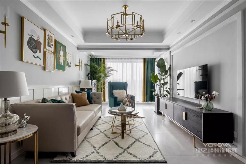 客厅以灰色与白色为基调，淡雅而内敛，配合森系细节软装，营造平和舒缓的空间氛围。