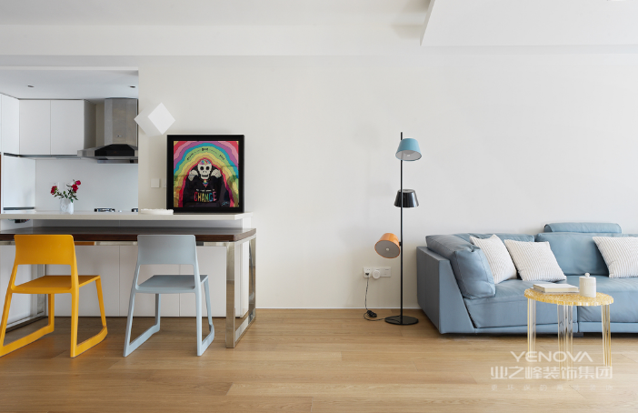 全屋主要空间均采用木质地板通铺，以最本真的自然姿态伫立于居室，丰富了「白色画布」中的温润质感。