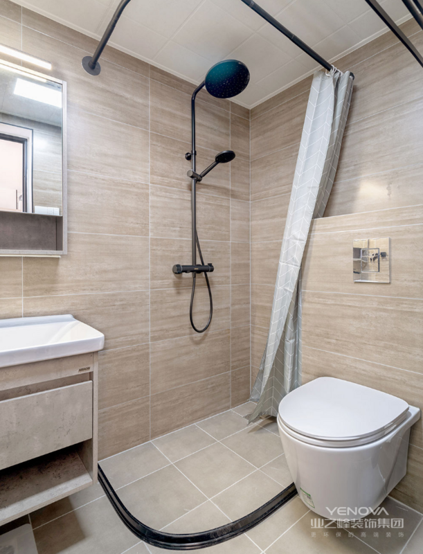 淋浴空间采用浴帘做遮挡的形式，让使用方便，空间更加的灵活。

