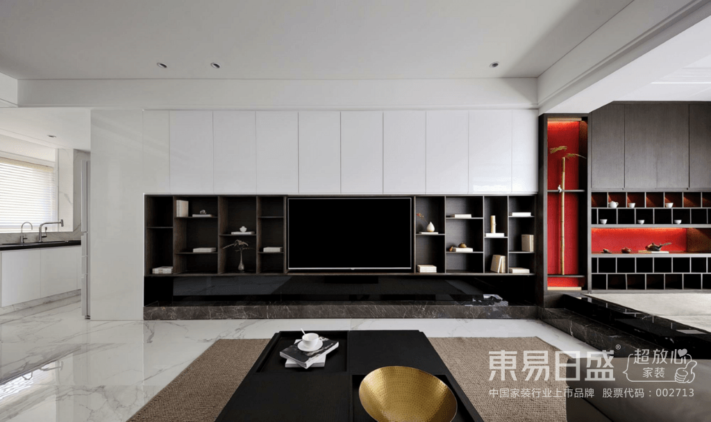 客厅，白色与中性色的搭配，稳重而富有质感。红色的大胆运用，既增强空间的节奏感，也为空间添上了一抹神秘色彩。背景墙上一幅挂画，简单却让空间更加生动、丰富。
