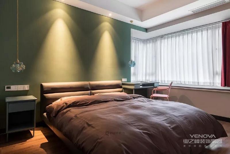 主卧床头背景选择了
复古高雅致的墨绿色
通过灯光渲染空间氛围
为空间注入了生机与灵动气息