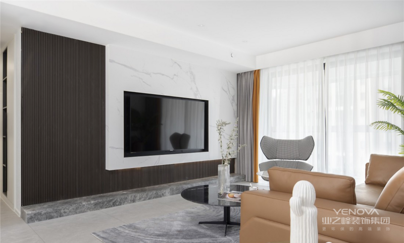  区别于常见的材质，客厅背景墙设计师选择生态木与大理石的结合，为简约空间增添了不少自然气息。