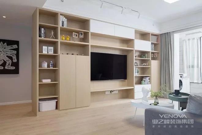 整个电视储物柜用生态板现场制作，外饰KD饰面板，定制烤漆白色柜门。