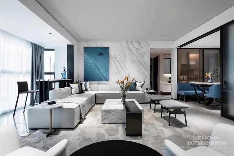 客厅空间以休闲与家庭互动功能为主导，没有电视墙的设计布置，黑白配的家具细节，结合灰色的地毯与沙发，带来的是一种高级时尚的空间感。