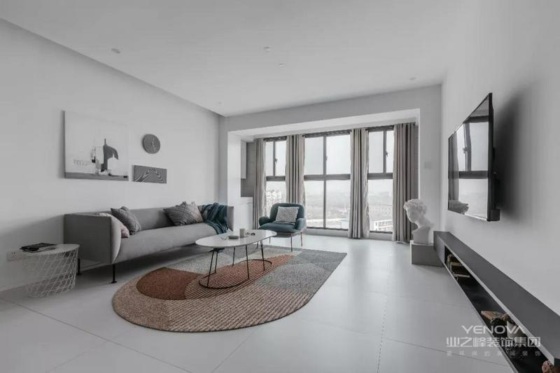 简约浅灰色的客厅空间，低饱和度的空间色调，简洁大方的硬装基础，给人以一种轻松自然的惬意感。
