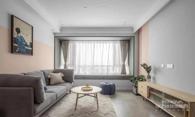 客厅以含蓄中性的灰色搭配柔和甜美的橘黄色，横竖比例的合理分配，带来视觉的延伸和变化，优雅灵动。