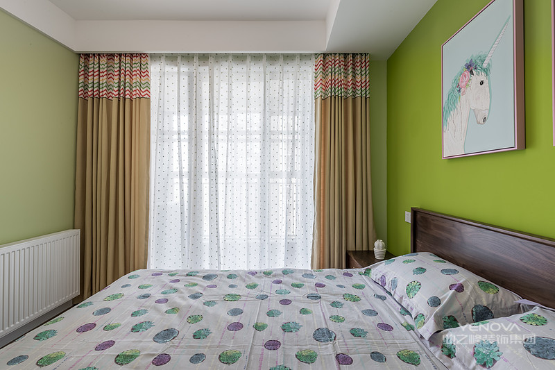 果绿色背景墙搭配原木色 床头，白色波点床饰