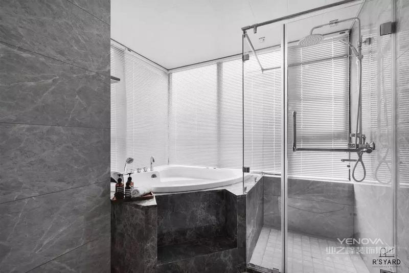 主人卫生间在简约灰白配的空间，定制了浴缸与淋浴房，让空间呈现出优雅时尚的氛围感。