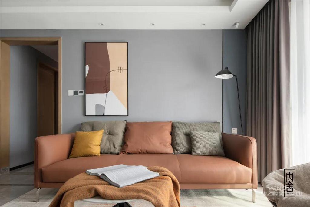 脏橘色皮质沙发打破了客厅的沉寂，生动又俏皮。背景墙加入了灰蓝色的点缀，增加了空间的灵动宁静感也丰富了层次。