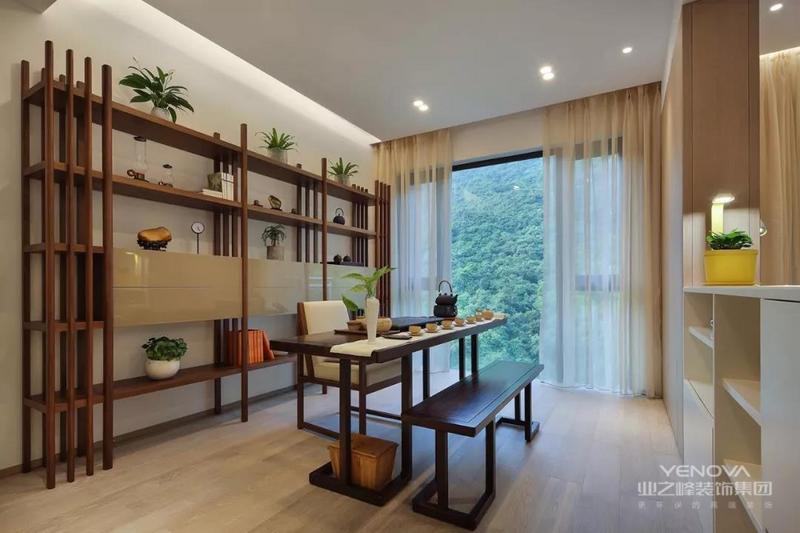 茶室也是书房空间，深木色茶桌搭配长板凳，在这边沏茶，那边品茶，客人比较多也不会显得局促。同时还利用沙发墙做了嵌入式的收纳，更加实用